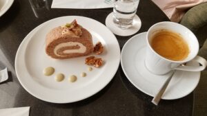【仙台ロイヤルパークホテル】ラウンジ「フォンテーヌ」でケーキセット｜紅葉の泉パークタウンと中庭の結婚式が見える贅沢空間